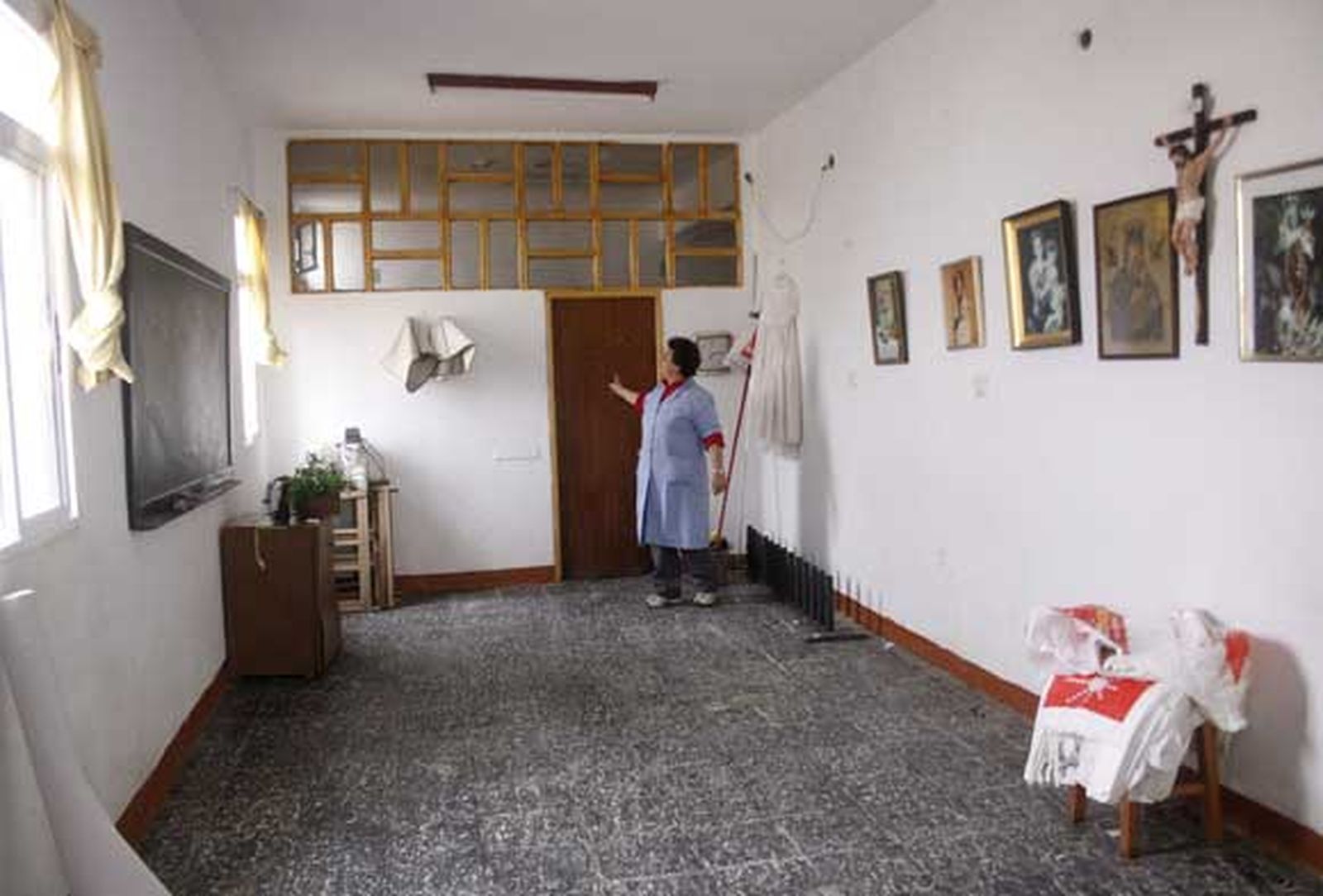 La iglesia está en la fase de recuperación y de valoración de daños. El padre Llanes explica la homilía a viva voz porque los altavoces no funcionan tras la riada./Fotos:Vanessa Pérez

Foto: Vanessa Perez
