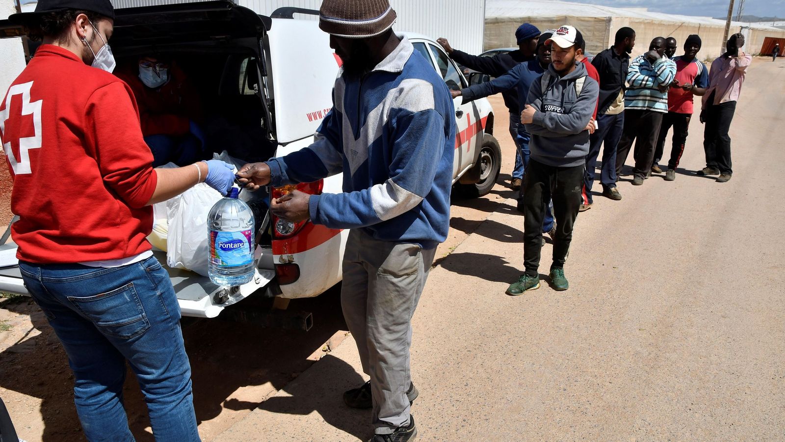 Patricio, voluntario de Cruz Roja, atiende a los inmigrantes de uno de los asentamientos.