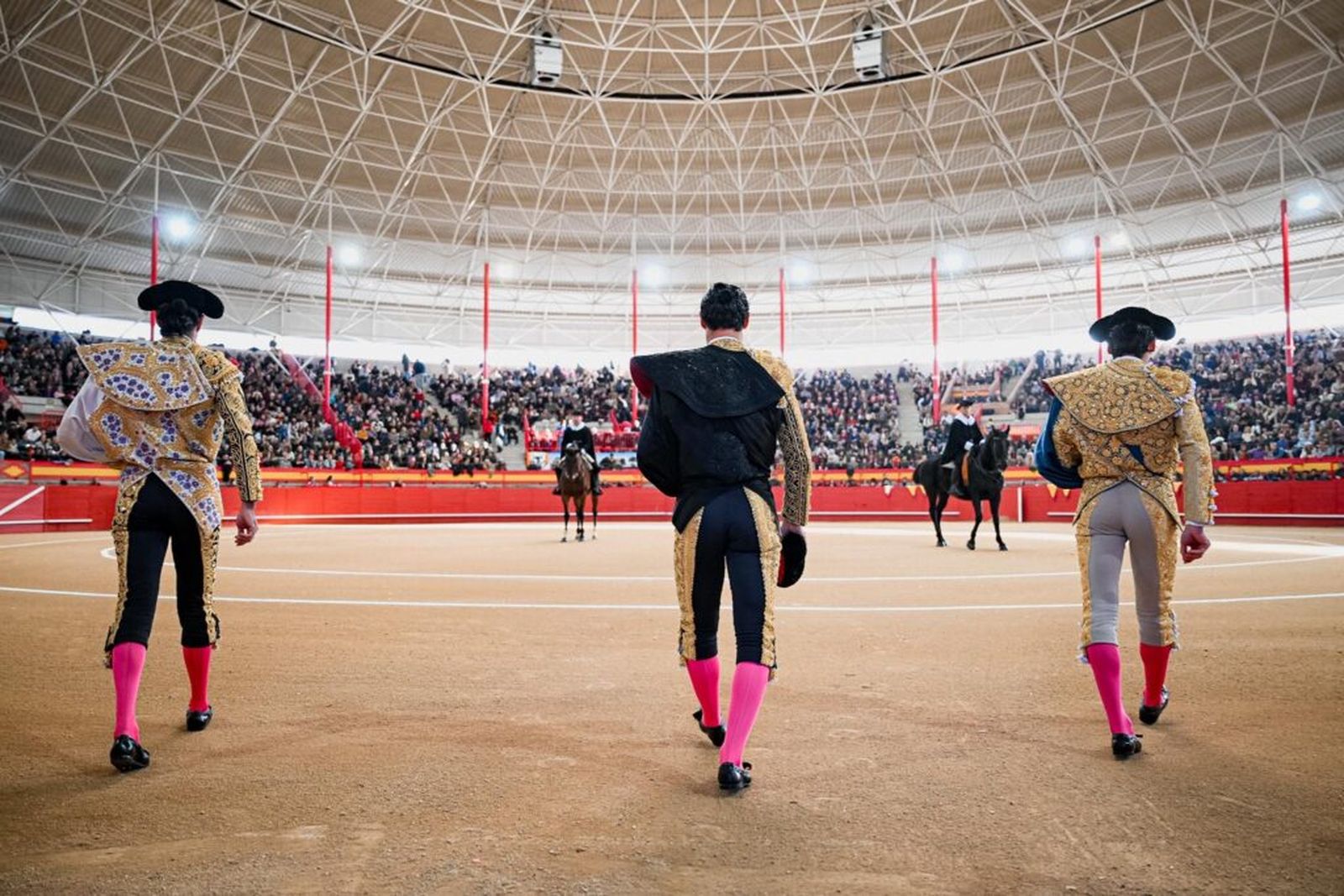 Uceda, Ortega y Aguado hacen el paseíllo en la plaza cubierta de Valdemorillo.