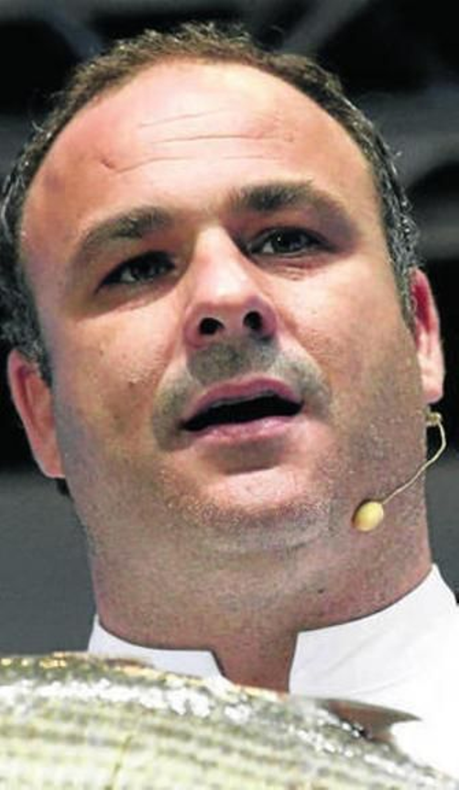 El investigador de la UCA, José Lucas Pérez, posa en La Caleta con un ejemplar de la obra.