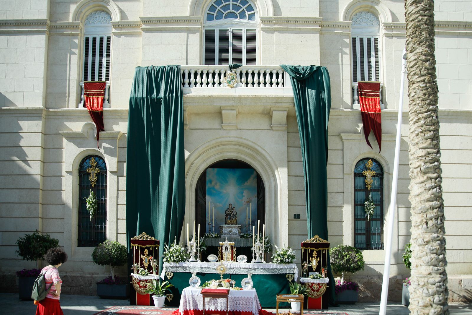 Imágenes de la procesión del Corpus Christi en Almería: así han sido la misa y la posterior marcha por la capital