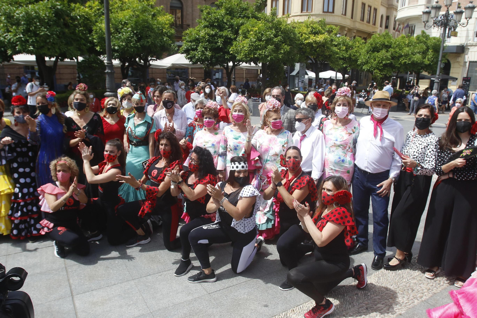 La quedada de las mujeres cordobesas vestidas de flamencas, en imágenes