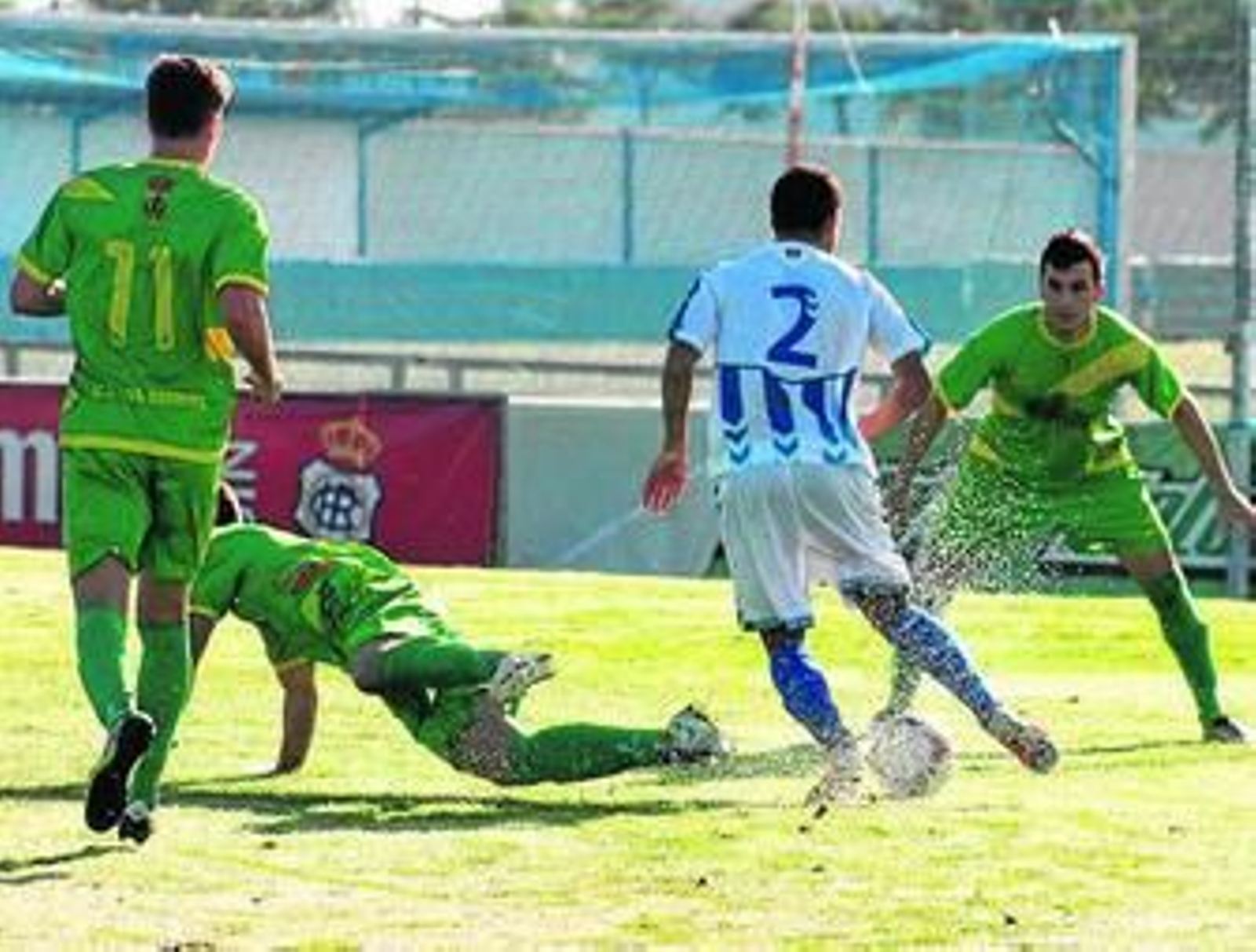 El recreativista Borja -de espaldas-, en el partido ante Los Barrios.