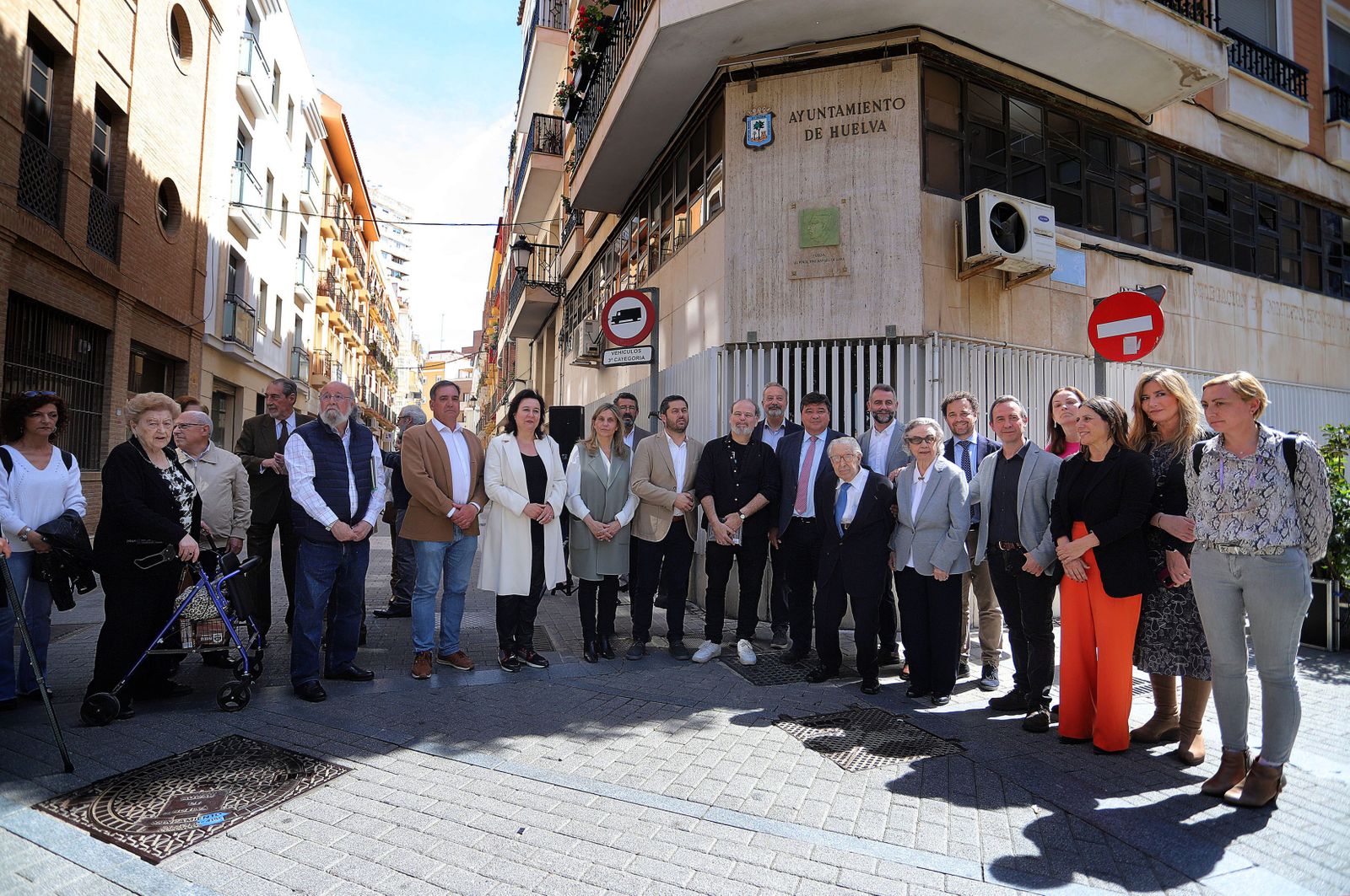 Imágenes del descubrimiento del relieve homenaje al poeta José Manuel de Lara