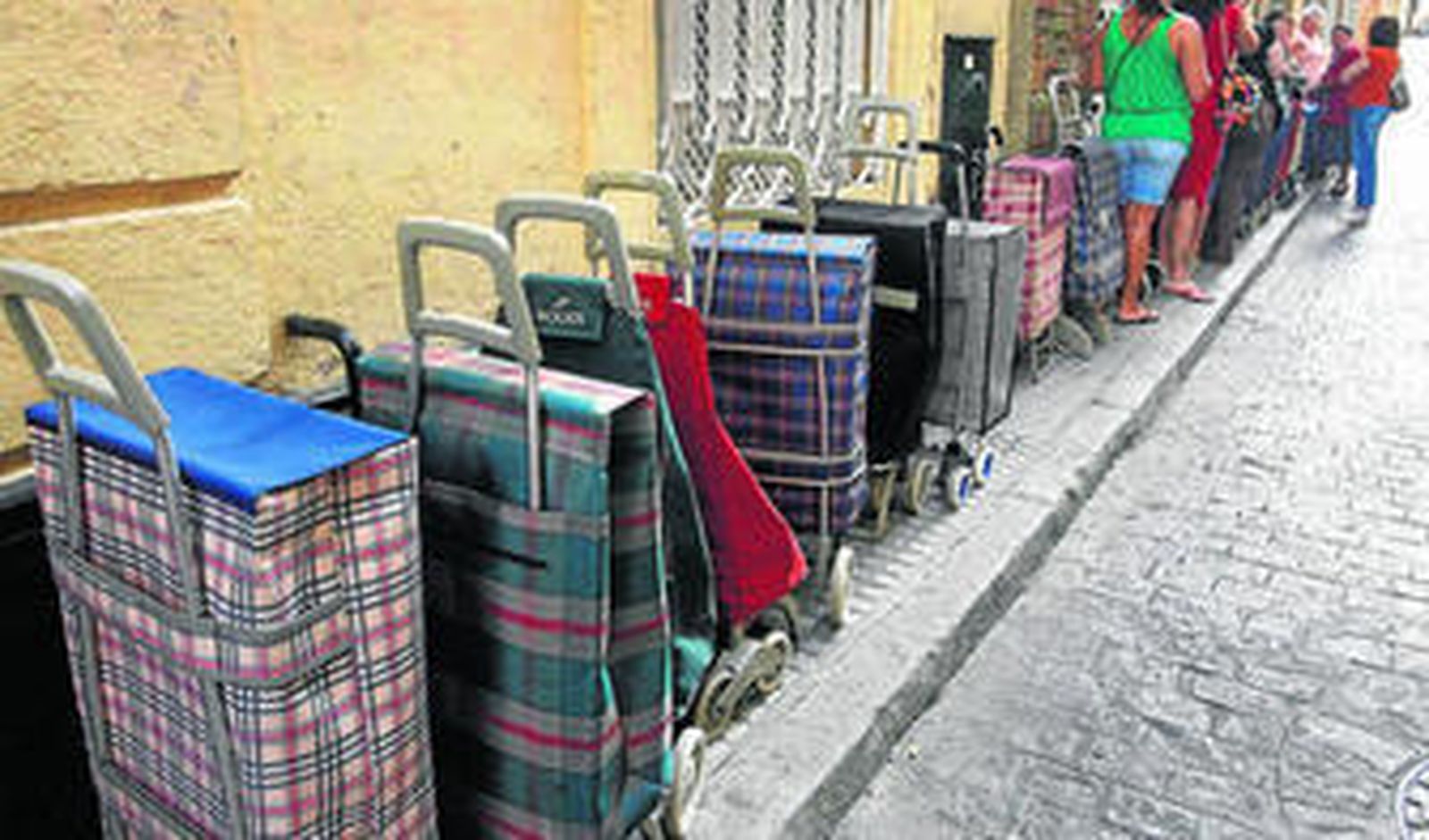 Reparto de alimentos a familias con problemas económicos en la capital gaditana.