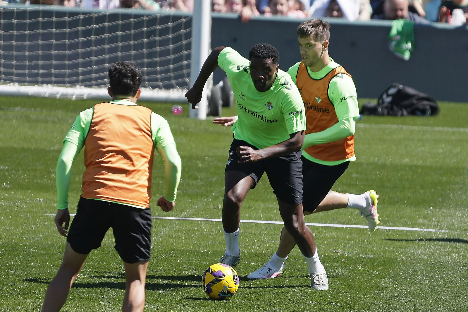 Las imágenes del gran ambiente en el entrenamiento del Betis