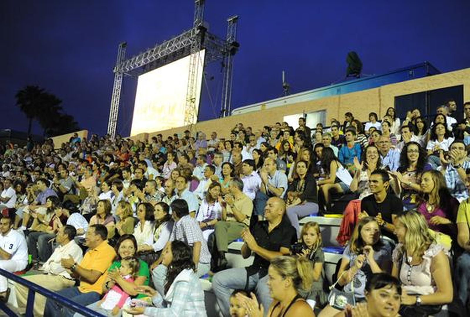 Luz y color en Bahía Sur en la ceremonia de apertura de los XIV Juegos Iberoamericanos San Fernando 2010. 

Foto: Elias Pimentel y Joaquin Pino