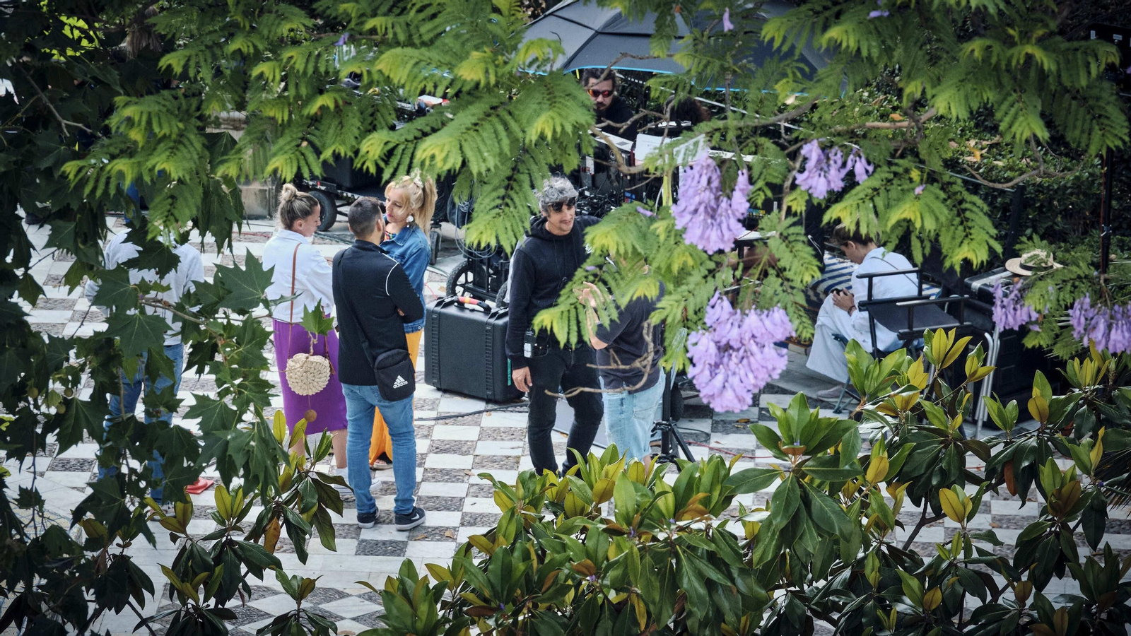 Momento del rodaje, en la Alameda, de la serie de Disney+ con Logan Lerman como protagonista.