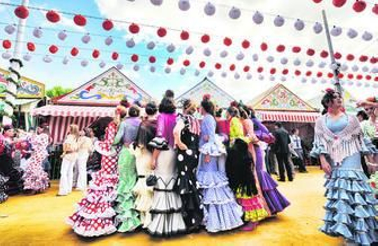 Un grupo de flamencas posa para una foto en la puerta de una caseta.