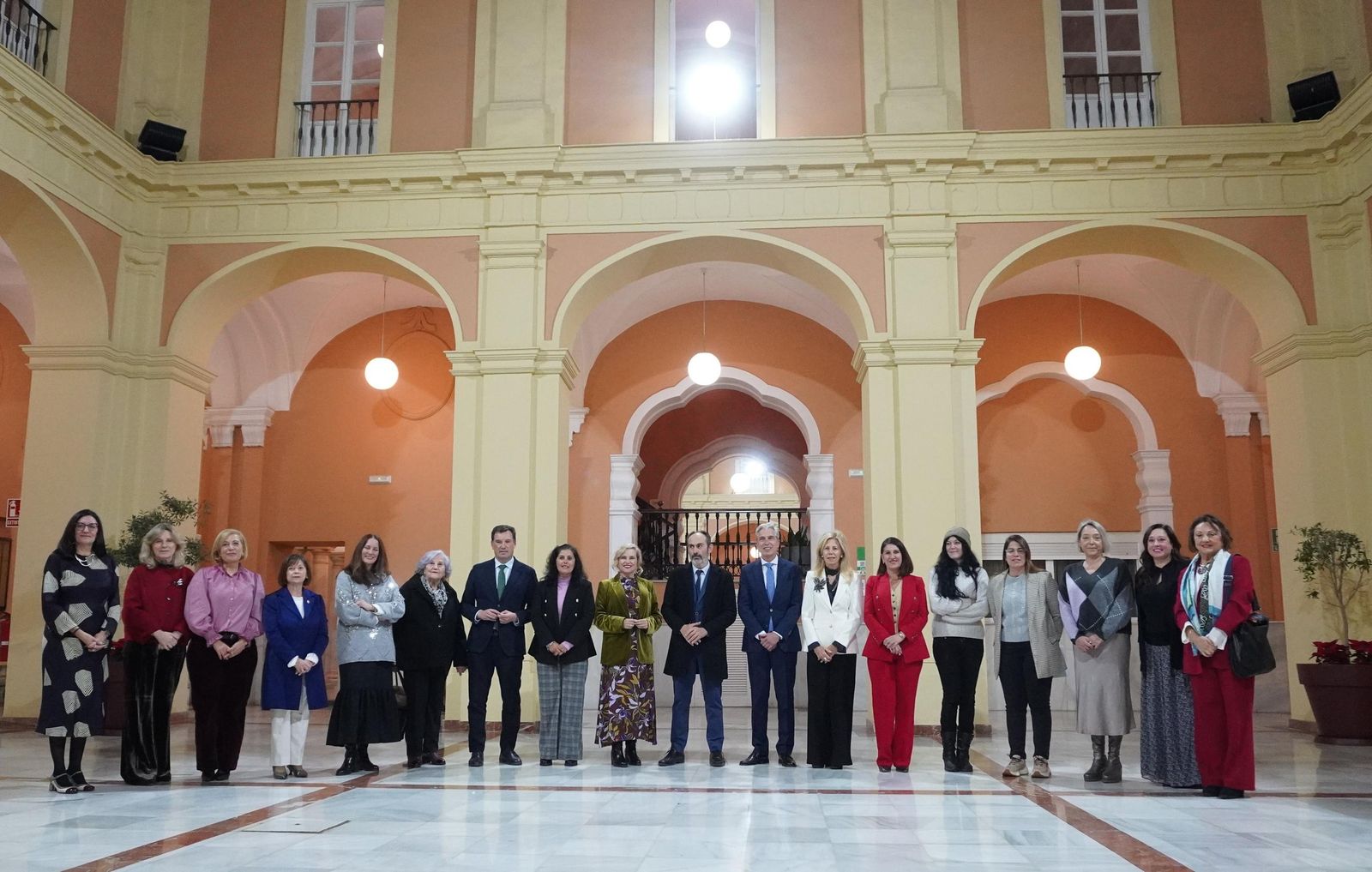 Organizadores, autoridades y patrocinadores con las premiadas.
