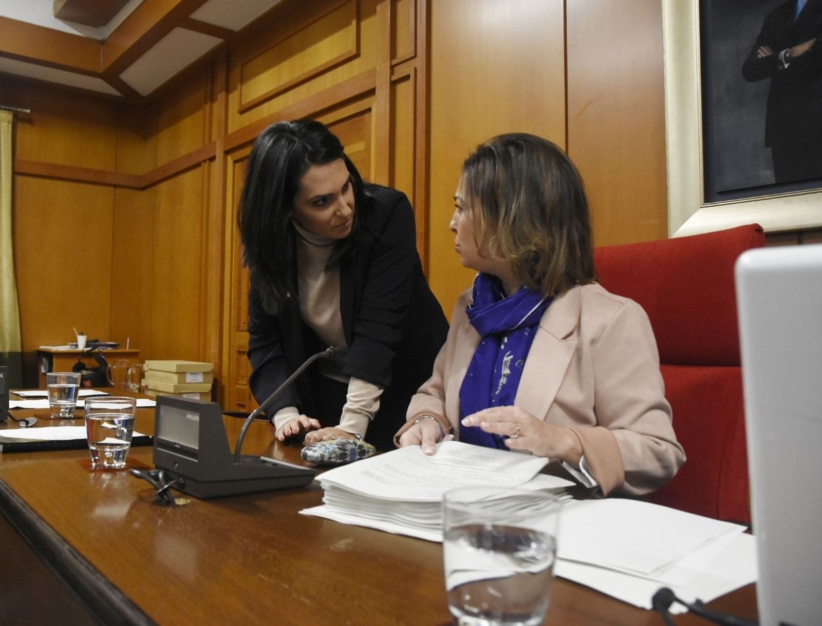 Isabel Ambrosio conversa con Carmen González antes de la sesión.