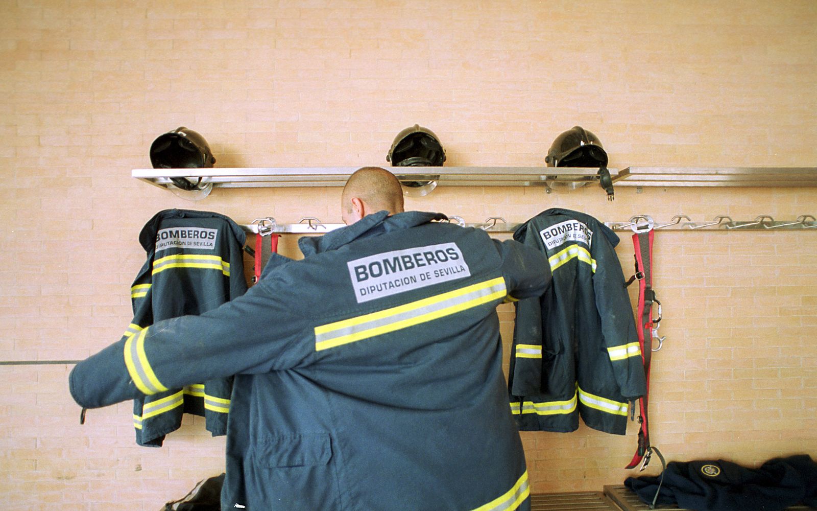 Un bombero en el parque de Mairena del Aljarafe.