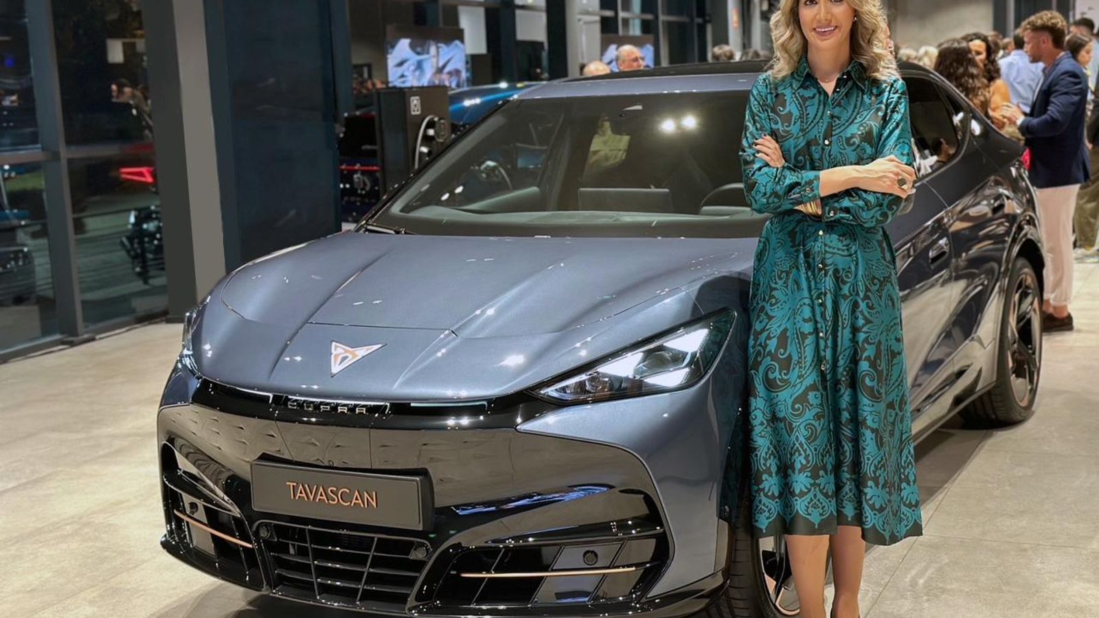 Teresa Gil, gerente de SEAT y CUPRA Vigilsa junto al nuevo TAVASCAN.
