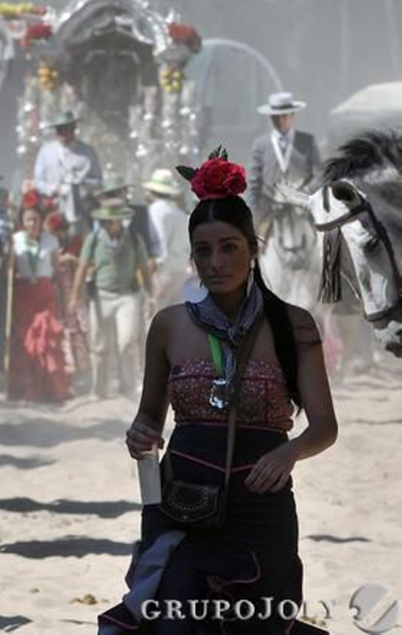 La Hermandad del Rocío de Triana a su paso por la Raya Real antes de llegar a la aldea almonteña.

Foto: Juan Carlos Vázquez