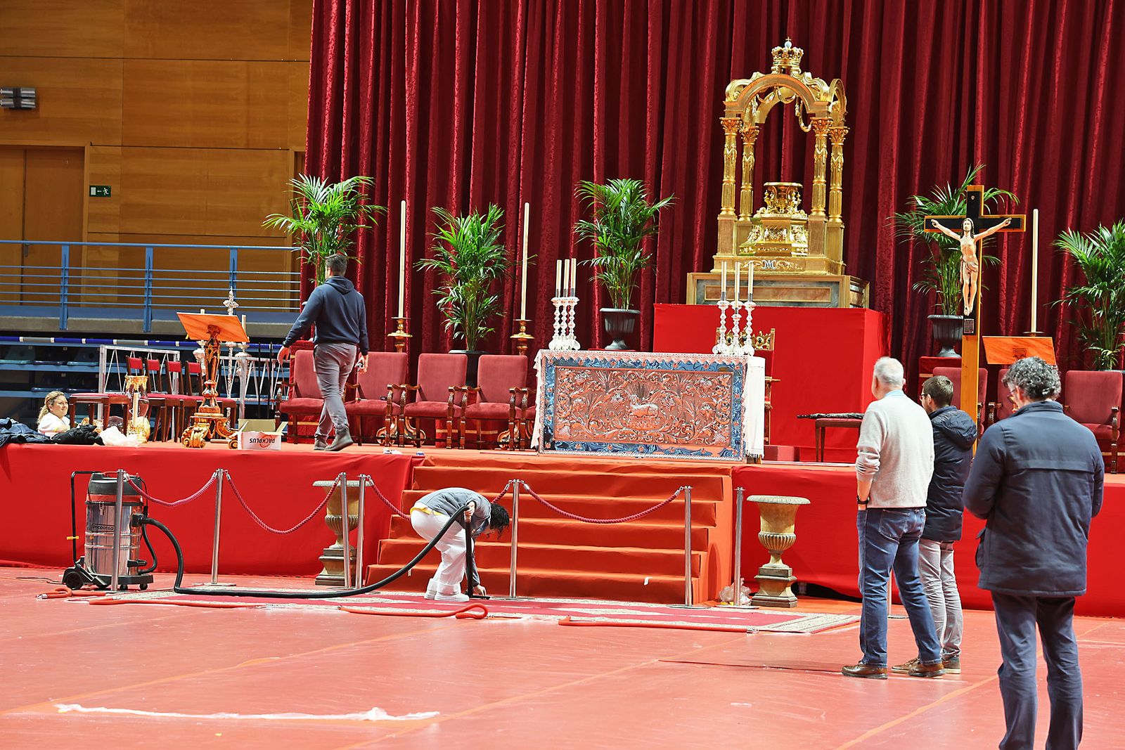 Últimos preparativos para la Misa funeral por las víctimas de Adamuz