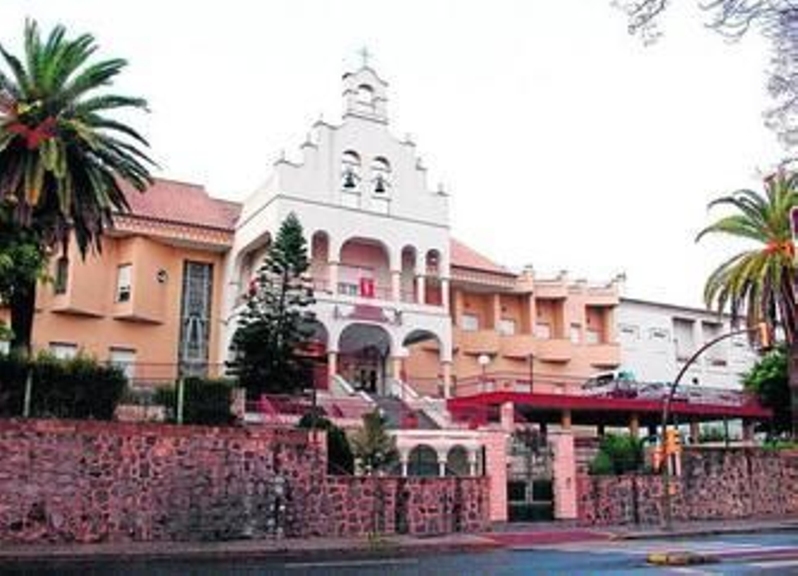 El Asilo de Ancianos acoge en la actualidad a 165 personas en sus instalaciones de la avenida de Santa Marta .