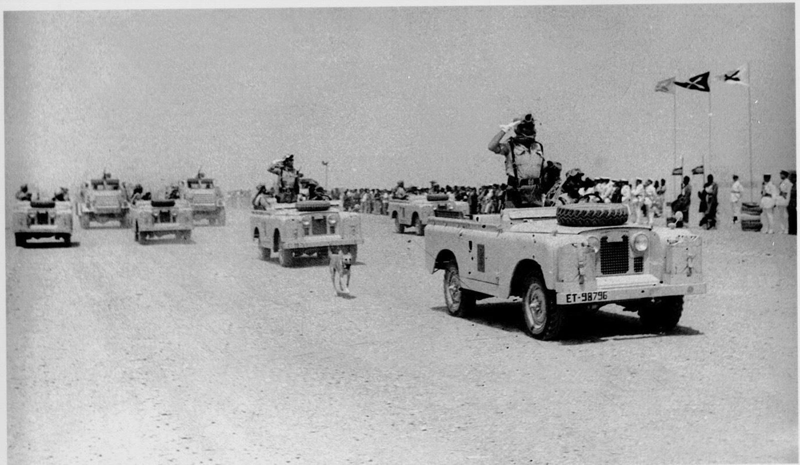 Defile en el Sahara durante el conflicto en el norte de África.