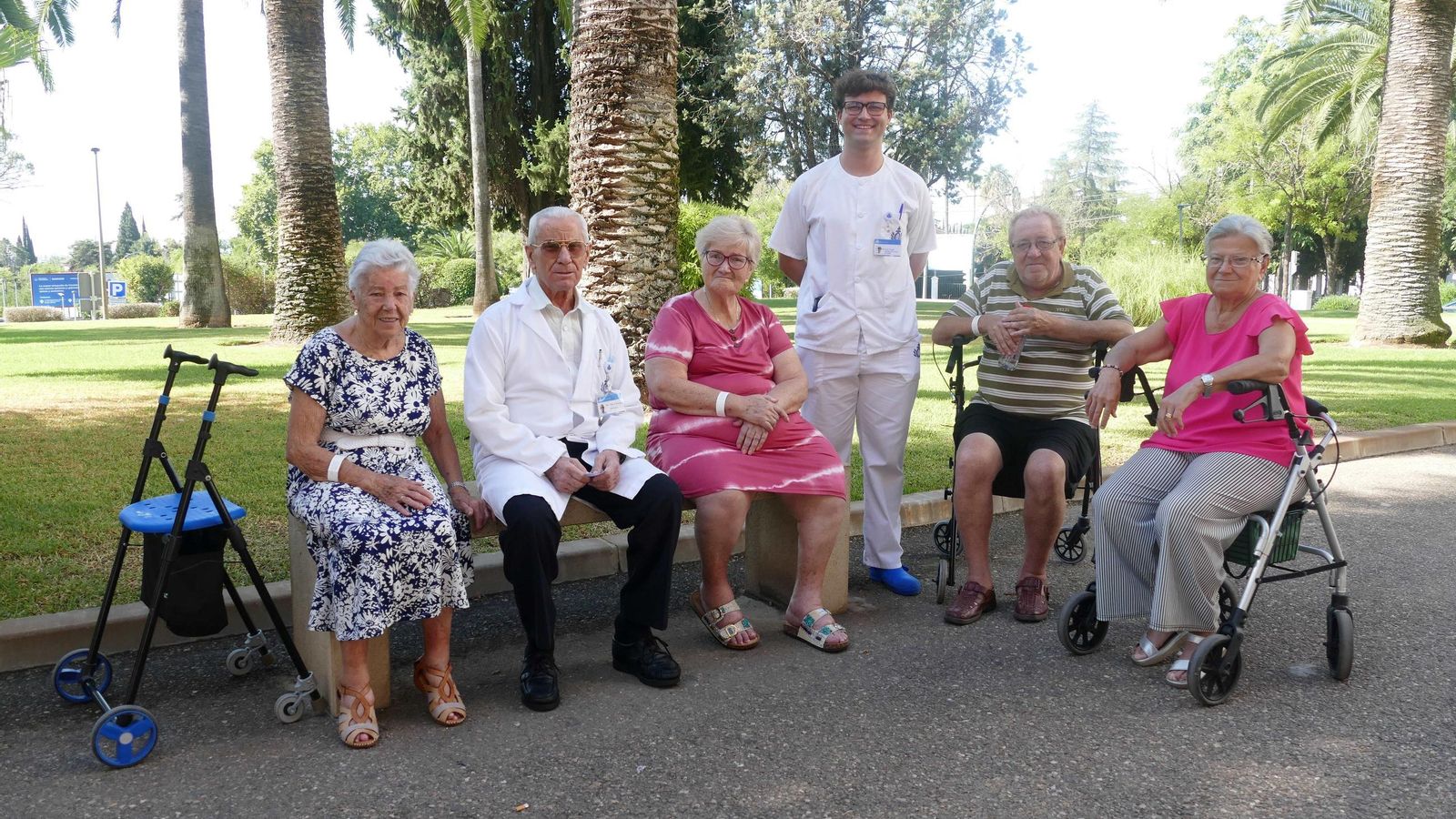 Usuarios del programa de Respiro Familiar en los jardines del Hospital San Juan de Dios de Córdoba Usuarios del programa de Respiro Familiar en los jardines del Hospital San Juan de Dios de Córdoba