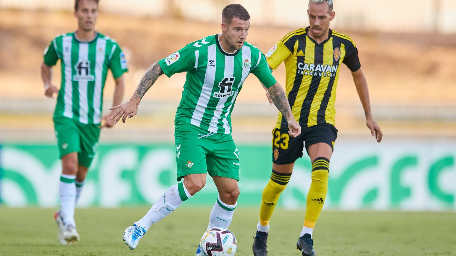 Aitor Ruibal trata de dejar atrás a Manu Molina.