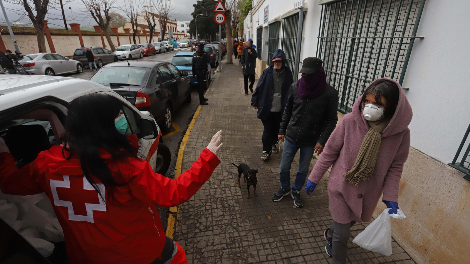 Fotos del operativo extraordinario de reparto de alimentos en el Comedor del Carmen