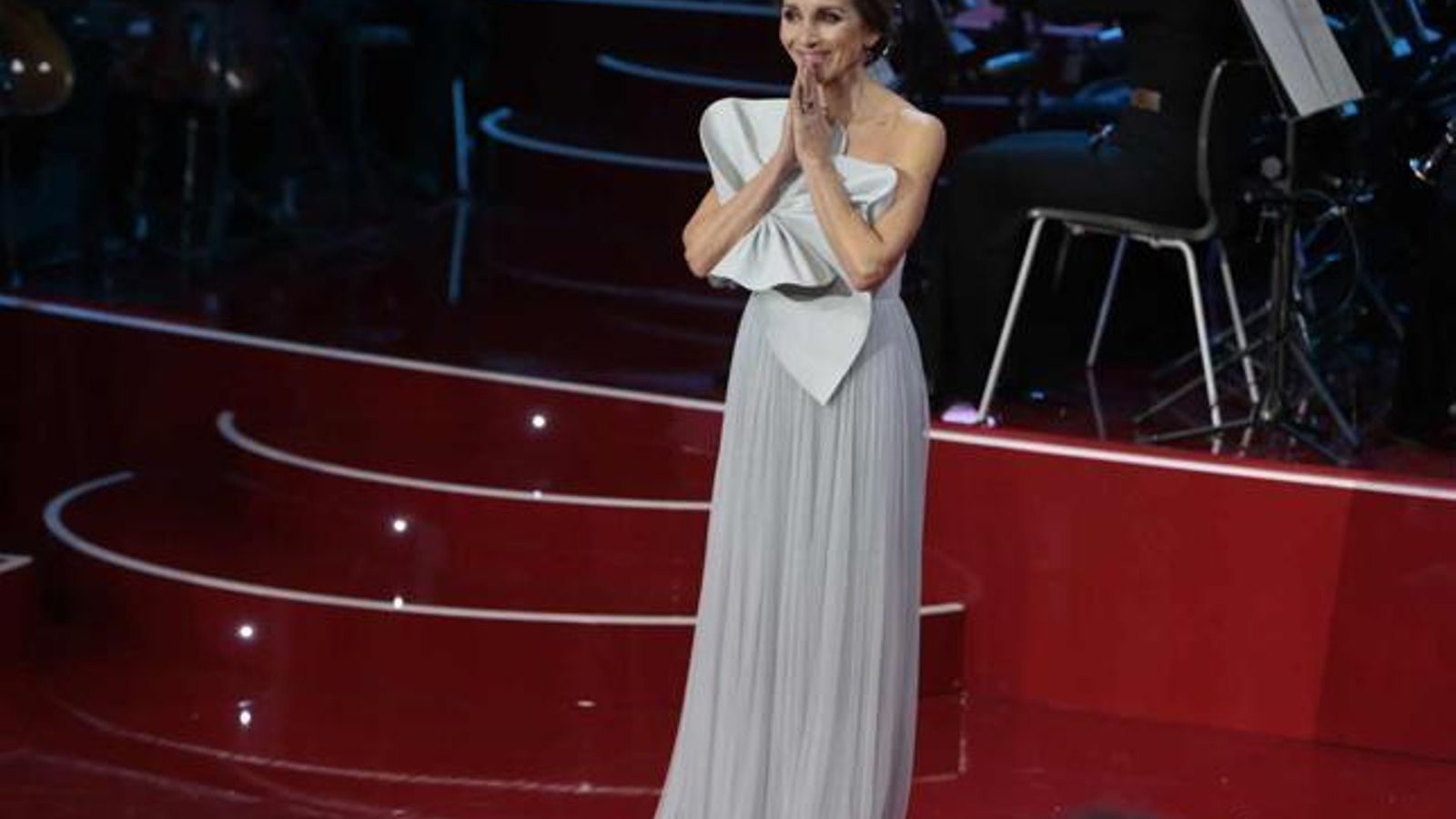 Ana Belén, en 2017, agradeciendo desde el escenario el Goya de Honor con un diseño sencillo y elegantísimo de Jesús del Pozo.