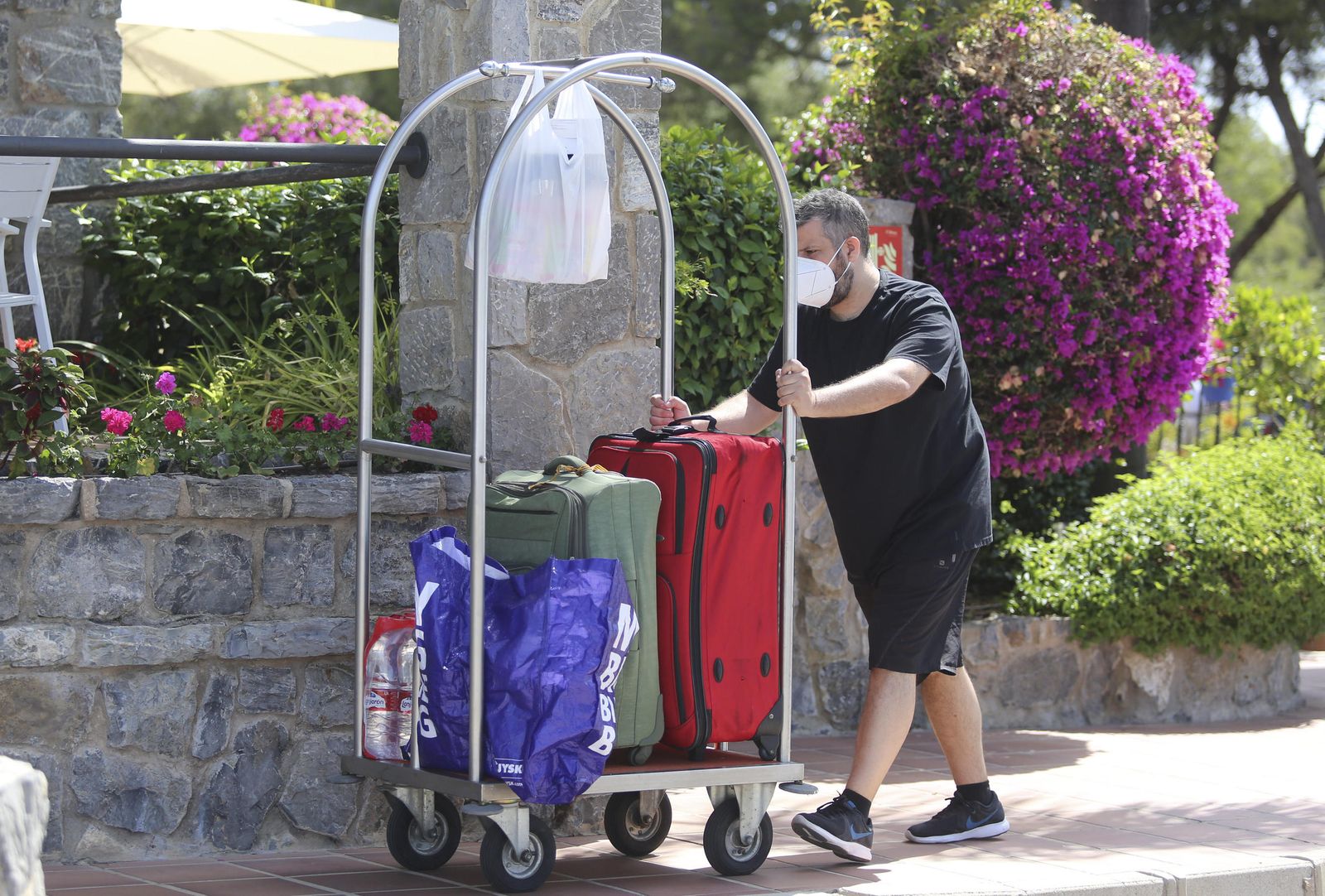 Una persona traslada varias maletas, en Málaga capital.