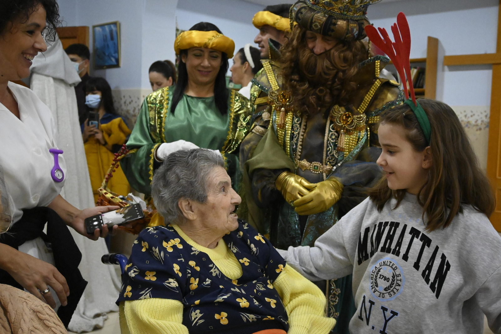 Visita de los Reyes Magos a los ancianos de los asilos de Huelva, en imágenes