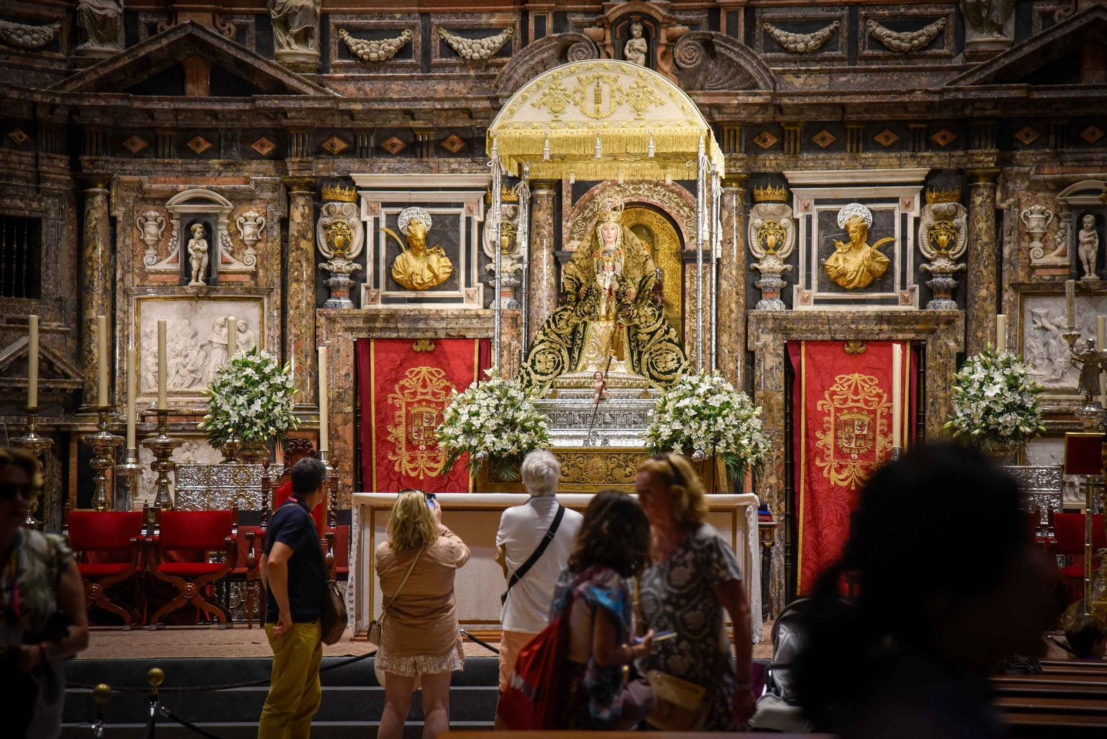 La Virgen de los Reyes, ya dispuesta para la procesión