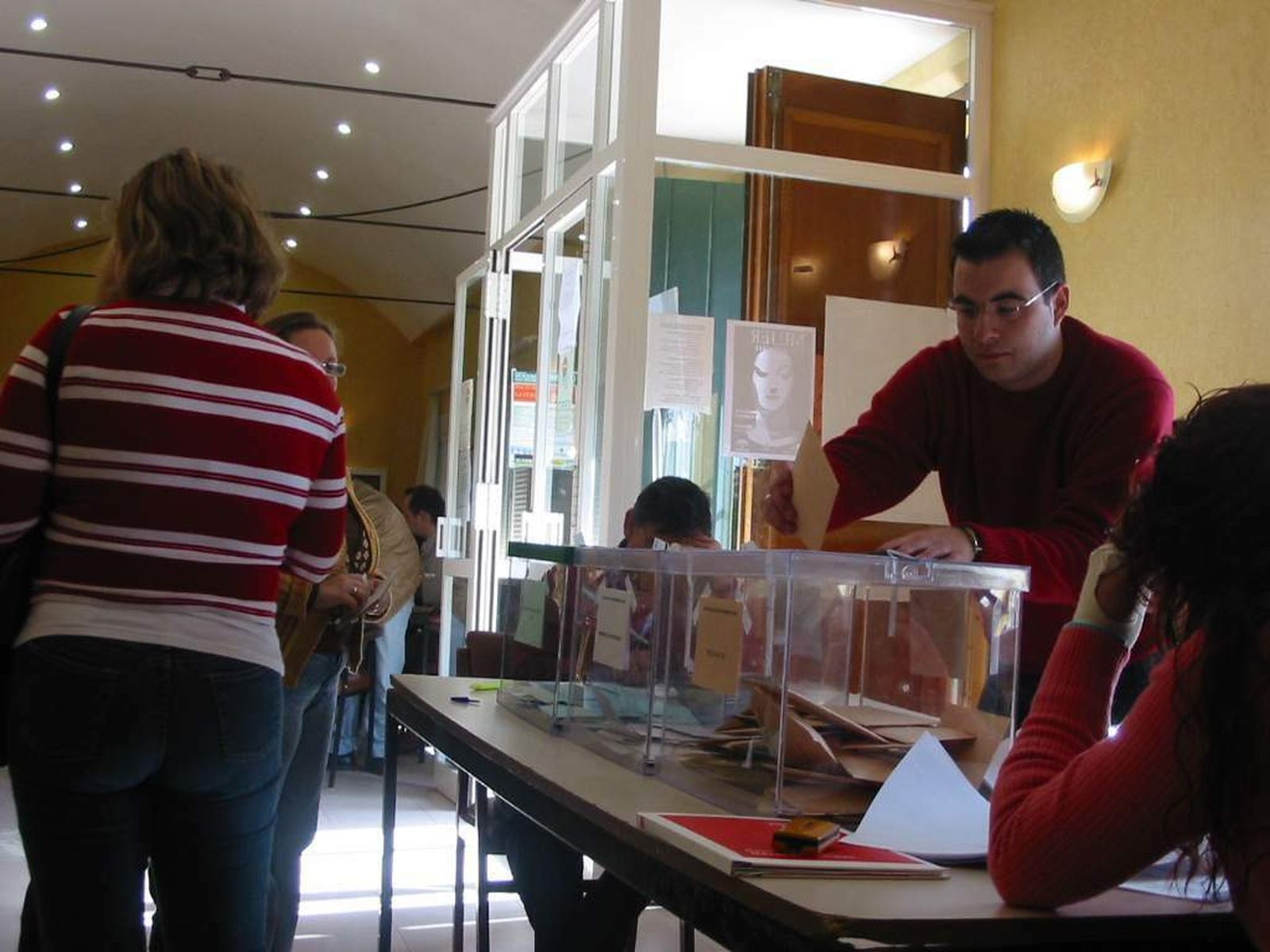 Jornada de votaciones en un colegio electoral de Rociana del Condado.