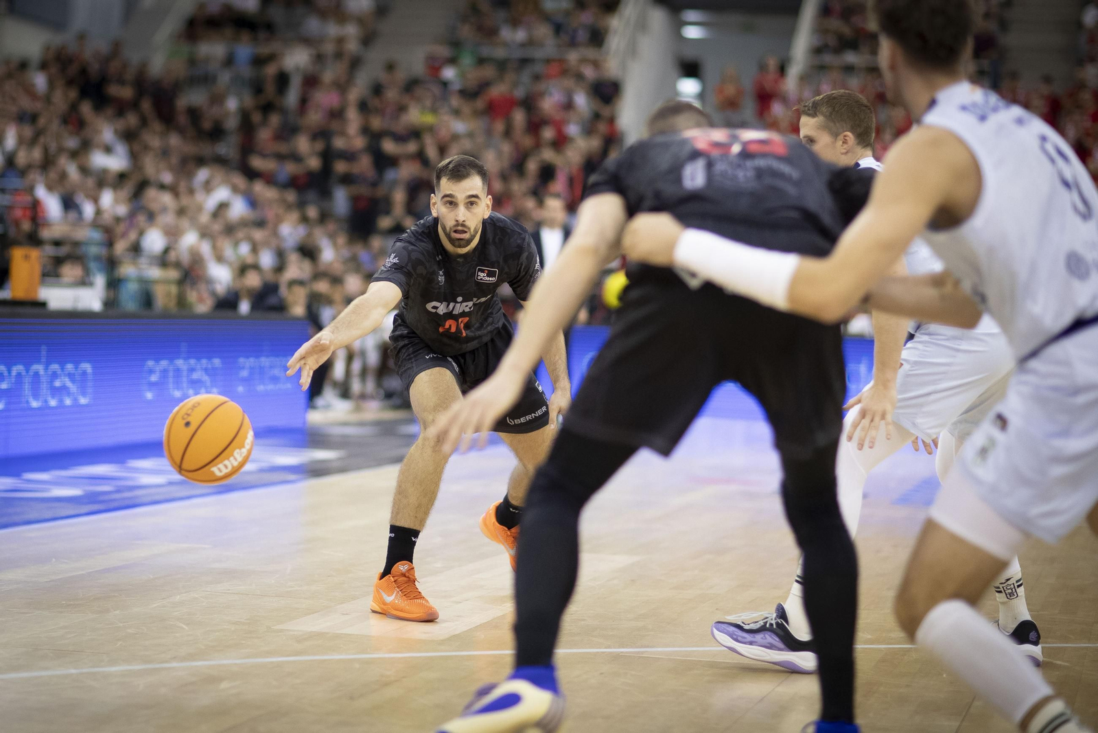 Jovan Kljajic trata de pasar el balón a Bozic.