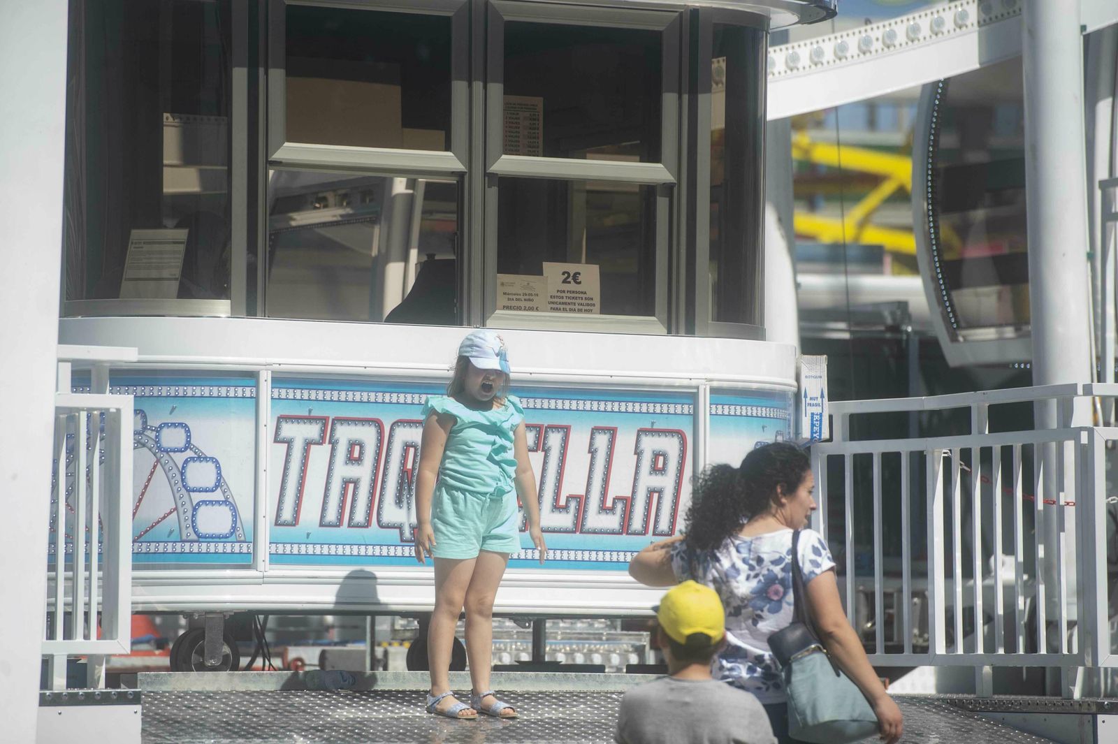 El botellón y la calle del Infierno de la Feria, en imágenes