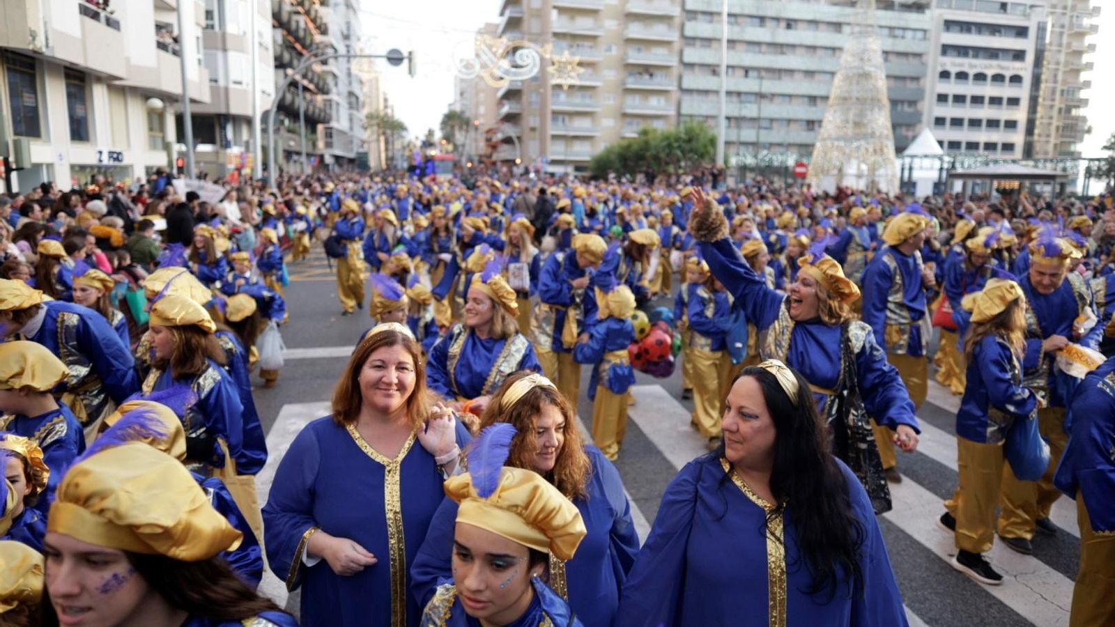 Uno de los multitudinarios grupos de pajes de la cabalgata.