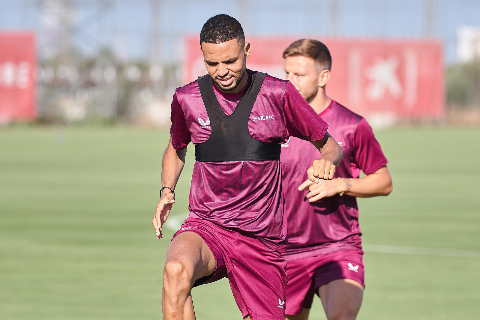 En-Nesyri se ejercita en Sevilla junto a Rakitic esta semana.
