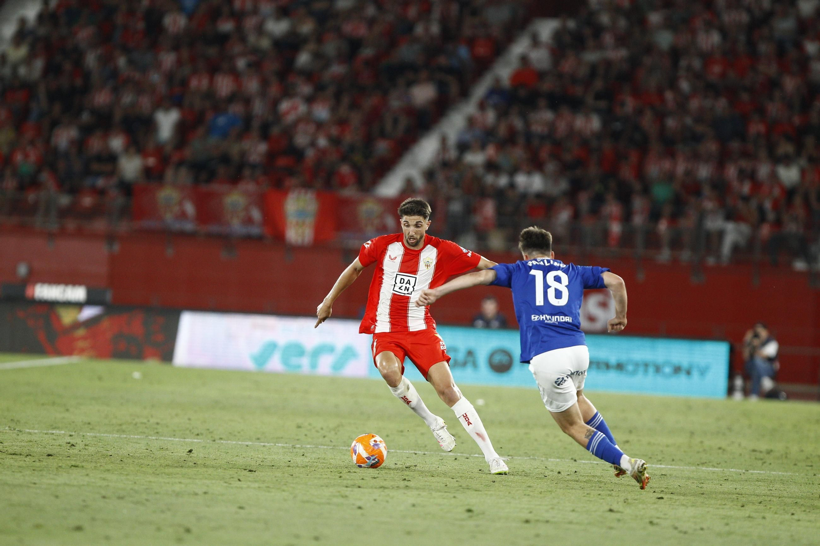 El central catalán conduce el balón ante la presión de un futbolista rival durante uno de sus últimos encuentros con los rojiblancos.