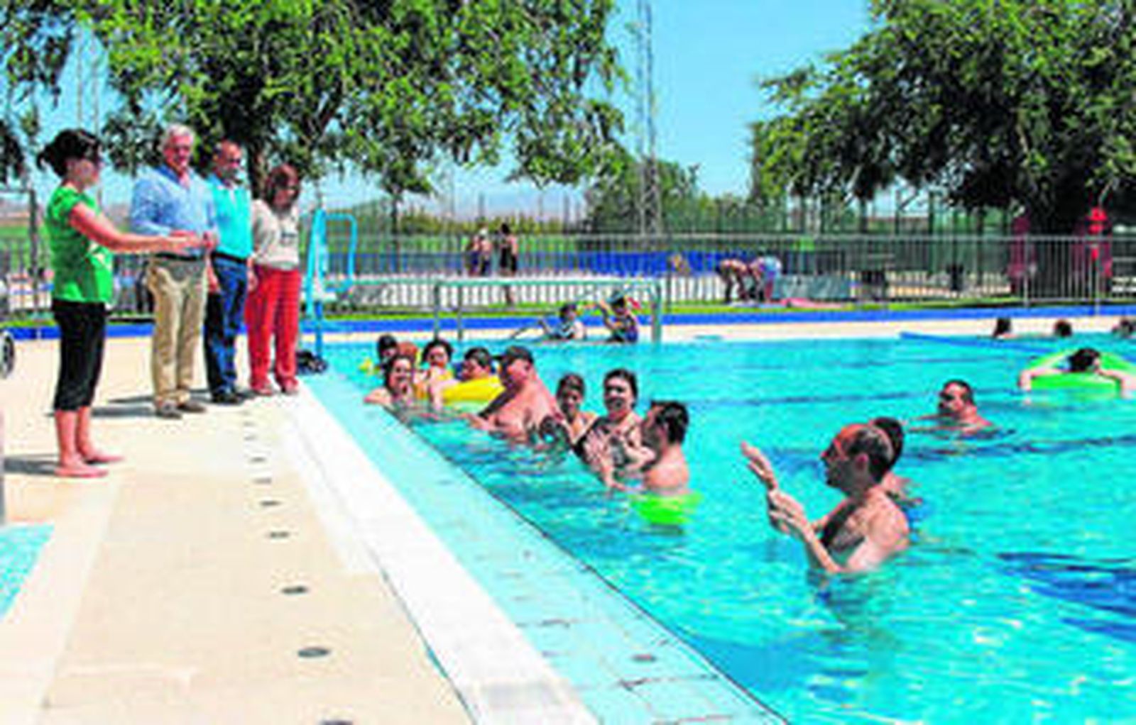 La concejal del área, Mónica Sánchez, junto a los ediles Manuel Buitrago y Emilio Pérez, en una de las clases.