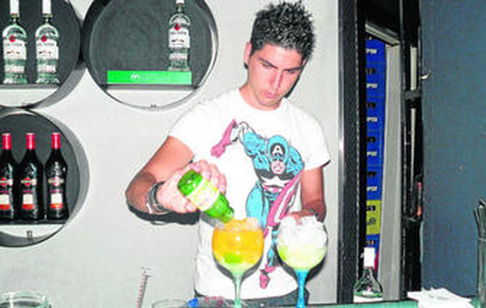 El coctelero de La Chica de Ayer, Cristo González prepara unas caipirissimas.