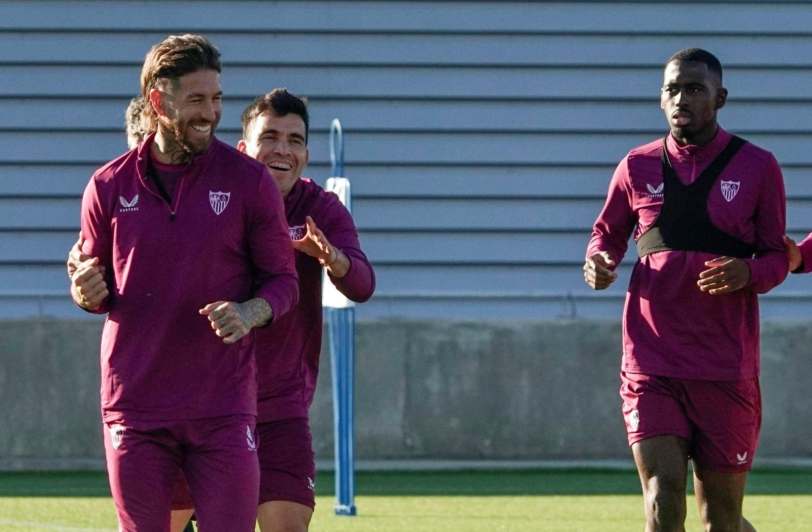 Sergio Ramos y Acuña sonríen seguidos de Soumaré.