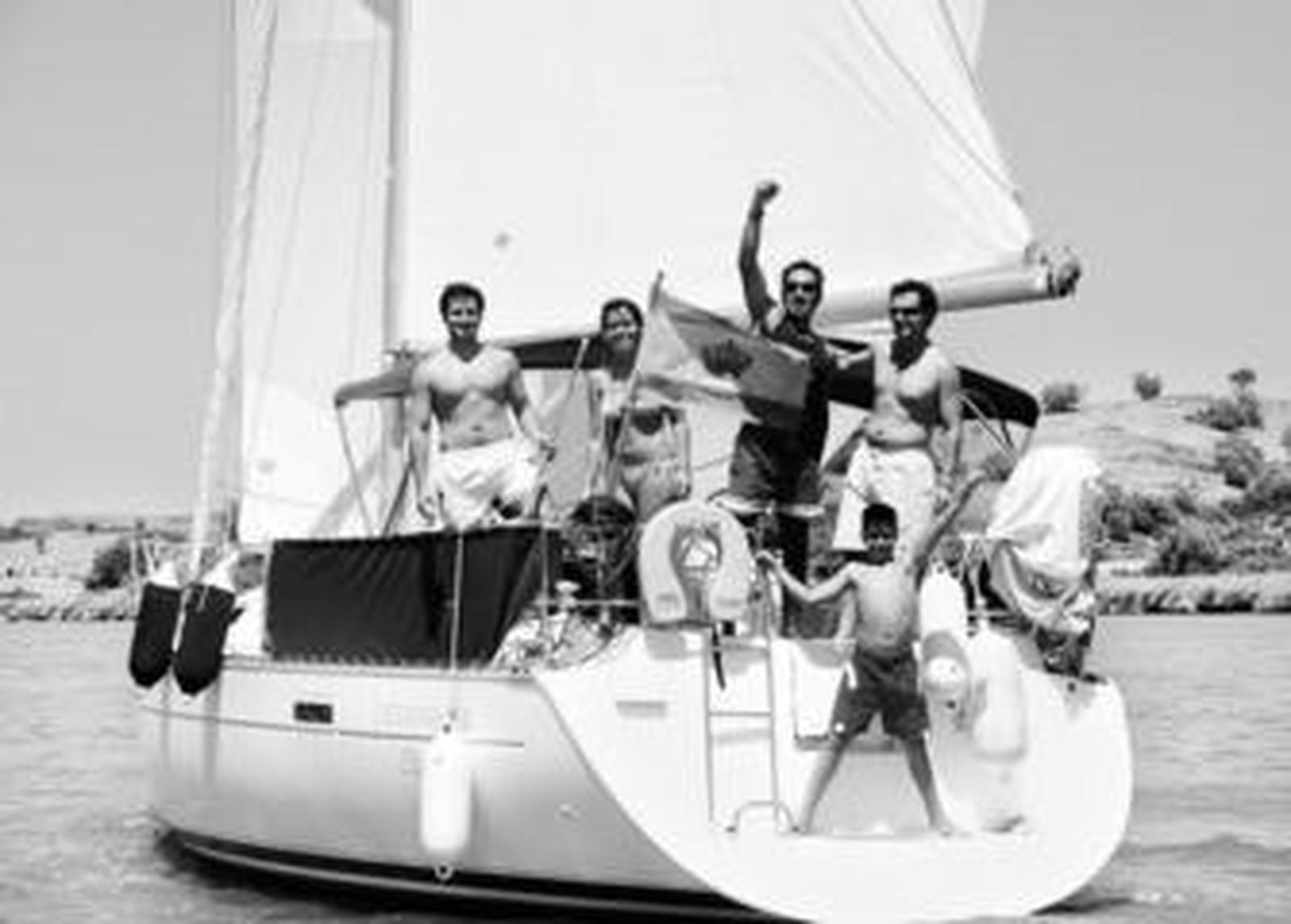 Víctor Mayoral (a la derecha) celebra junto a un grupo de clientes haber descendido el Guadiana.
