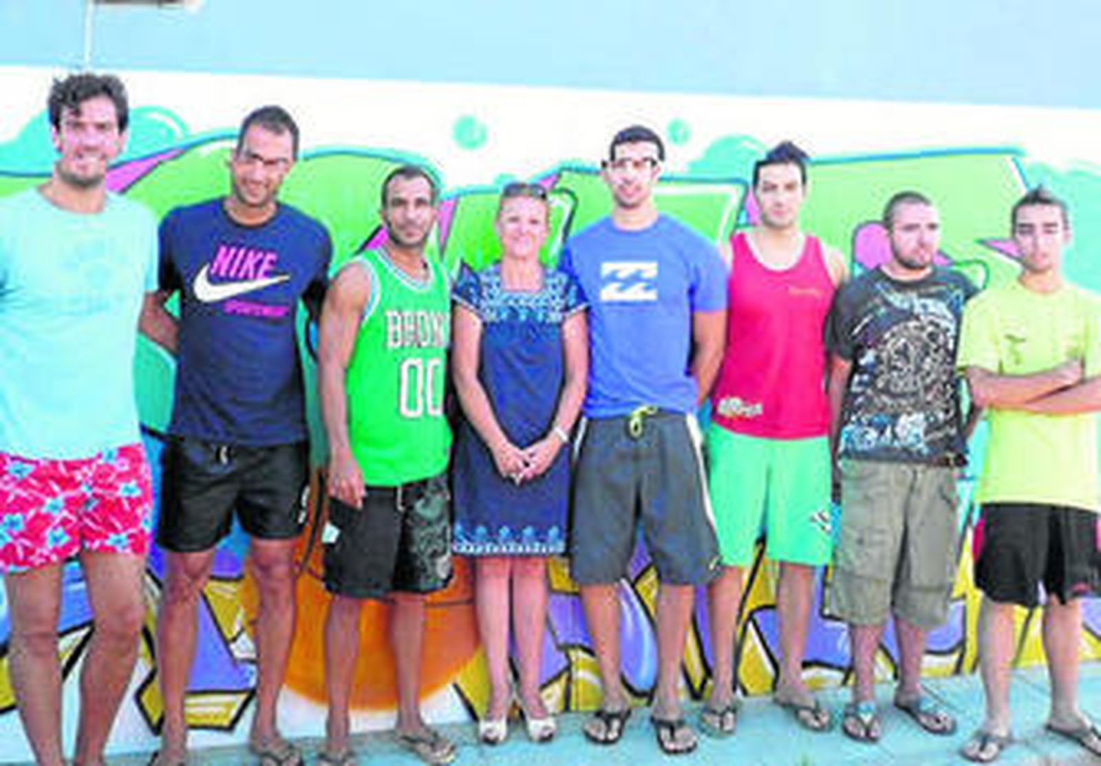 La alcaldesa y concejal de deportes con miembros de la Asociación