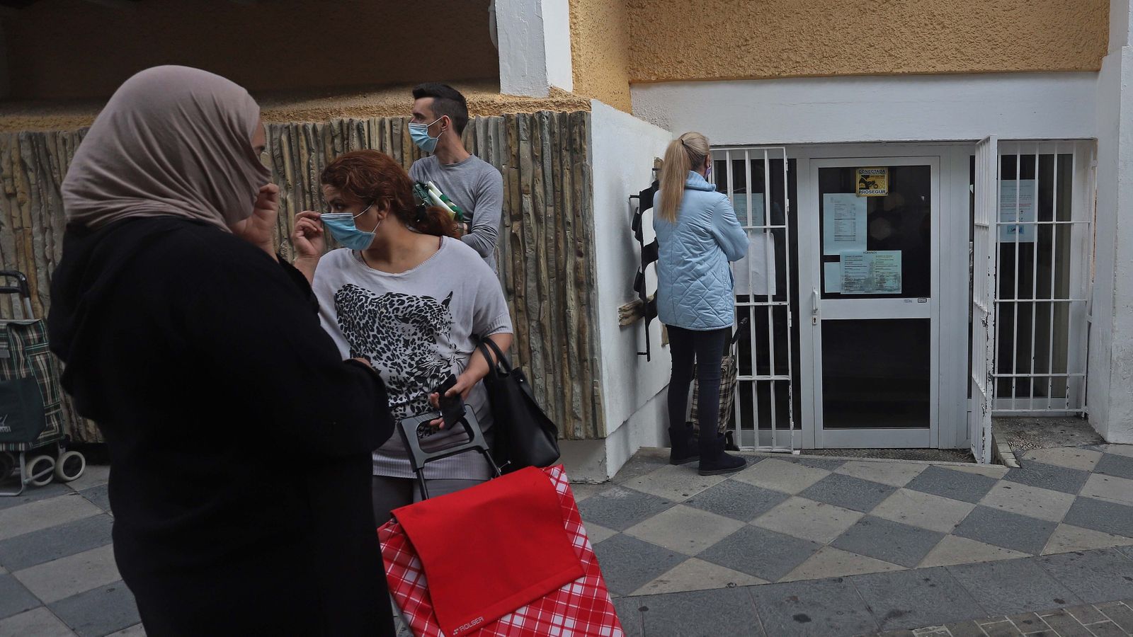 Reparto de alimentos de Cáritas en Algeciras