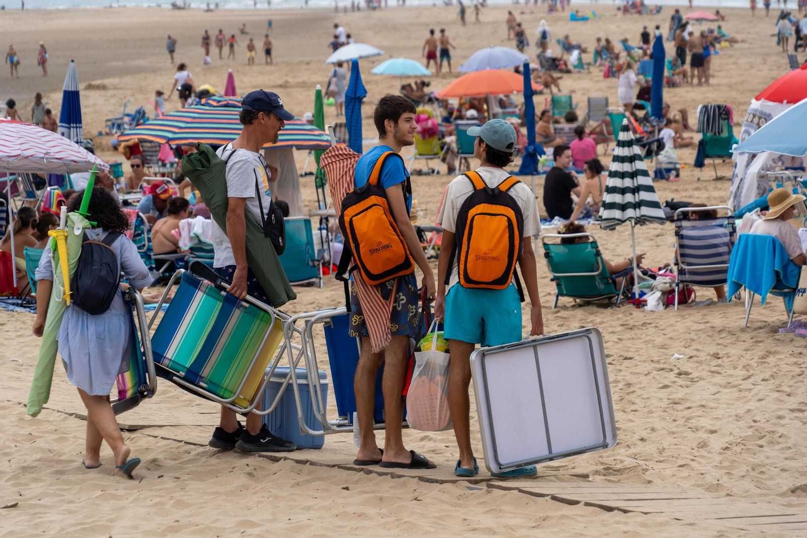 La mañana nublada en las playas de El Portíl