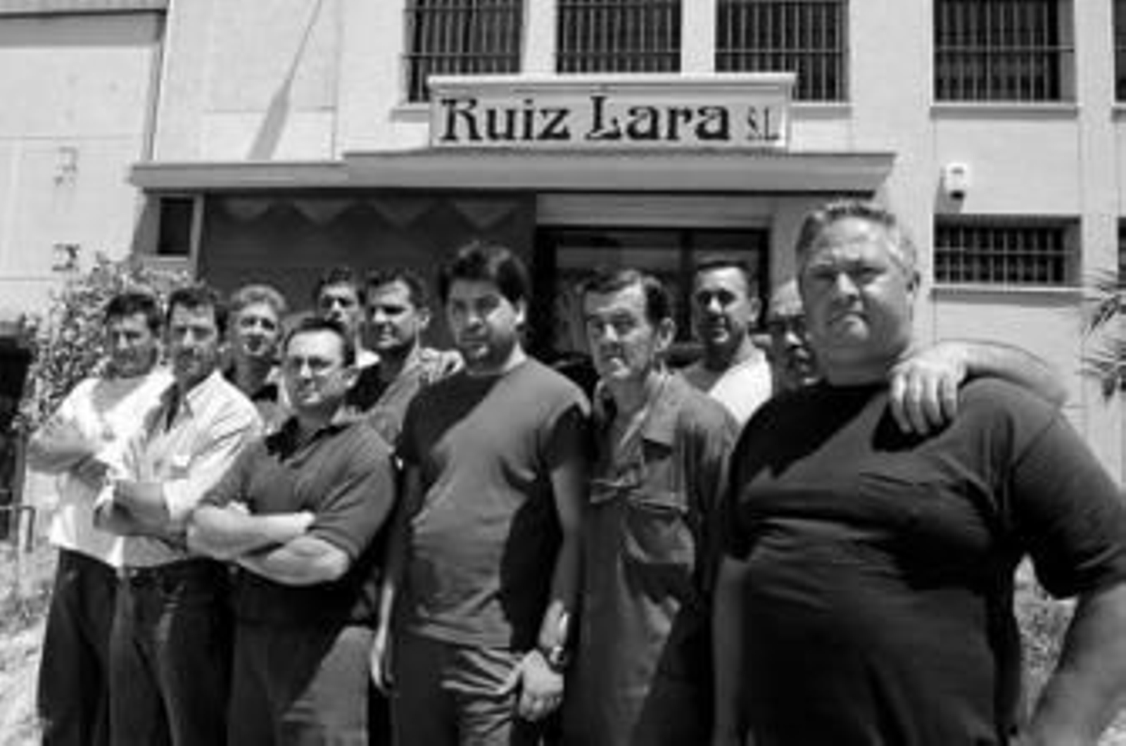 Los empleados del taller que reclaman los pagos de los sueldos, ayer a las puertas de la empresa.