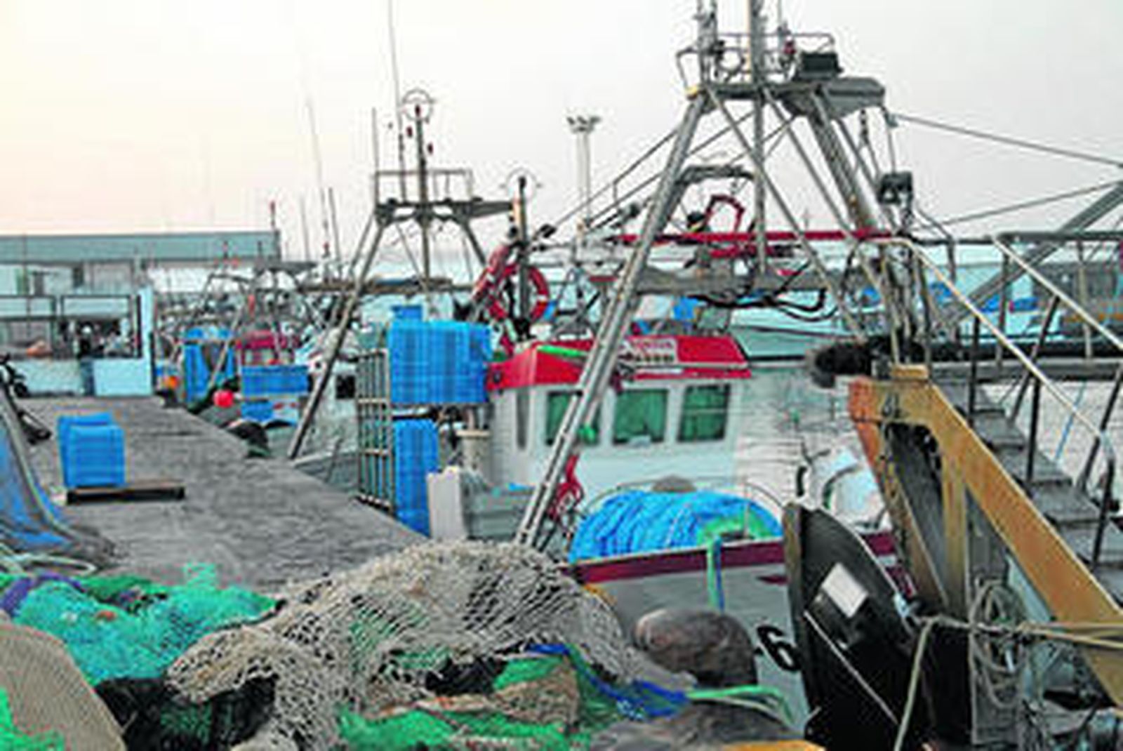 Los barcos que llegaron ayer al puerto de Barbate a primera hora no pudieron vender su mercancía.
