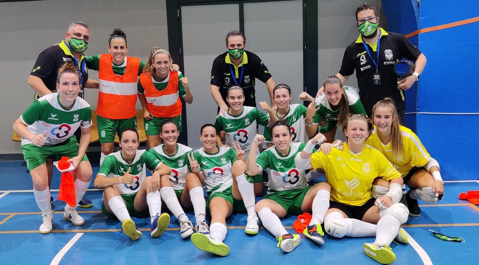 La expedición del Deportivo Córdoba celebra su triunfo ante el Alhameña.