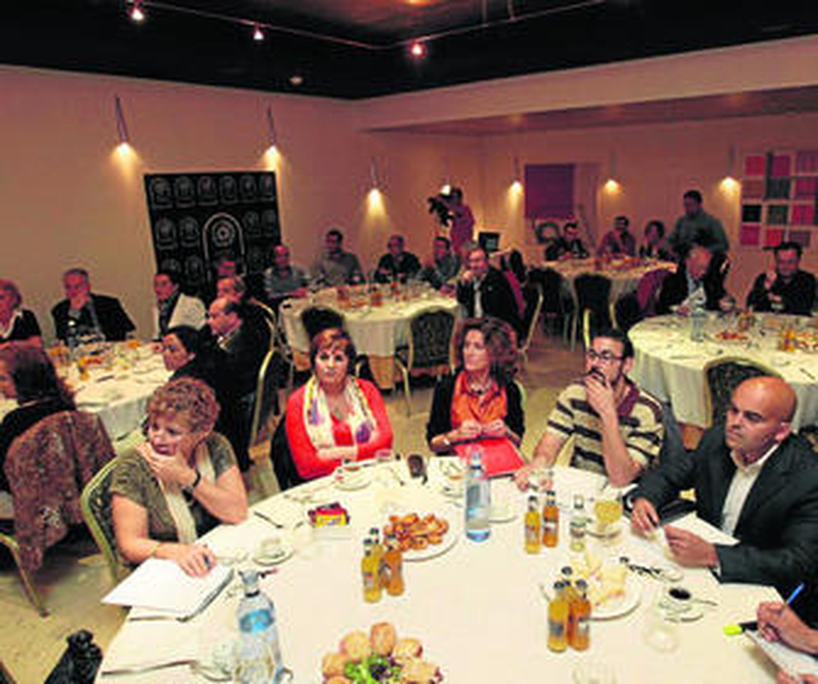 La merienda contó con la presencia de medio centenar de personas de distintos colectivos y sectores.