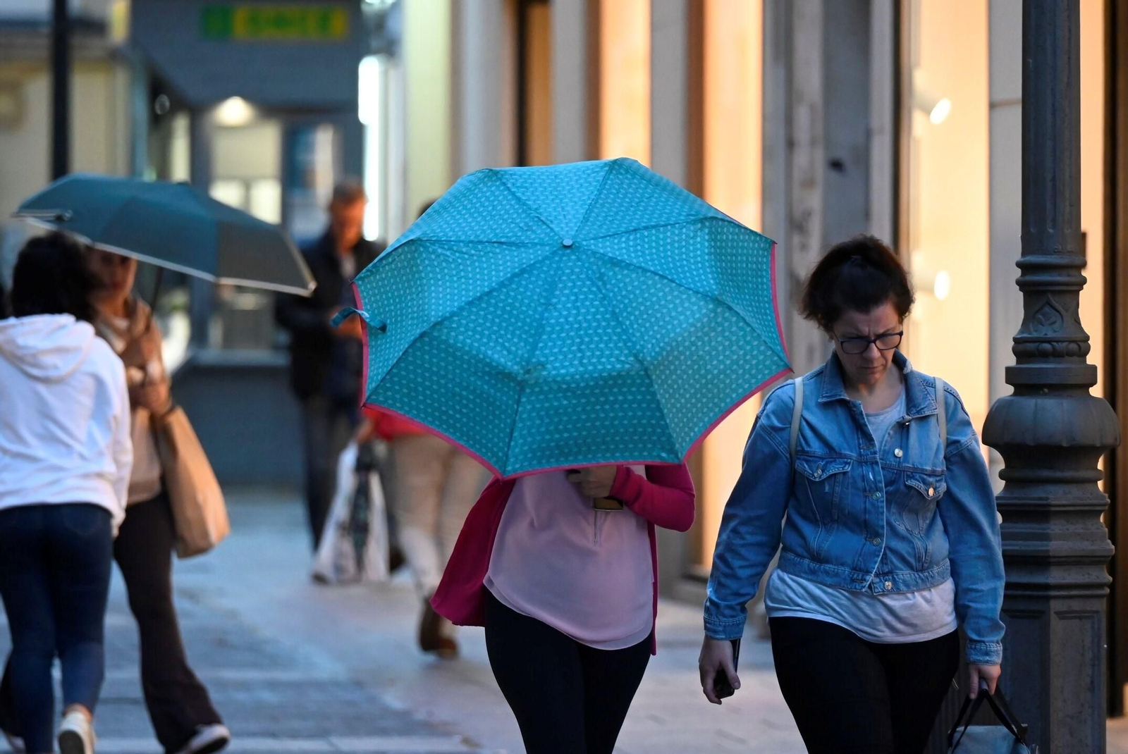 Una mujer se protege de la lluvia con un paraguas en el Centro de Córdoba. Una mujer se protege de la lluvia con un paraguas en el Centro de Córdoba.