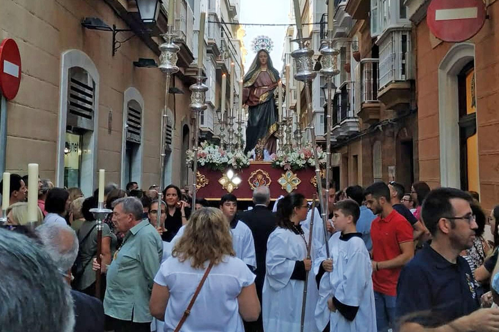 Procesión de Santa Marta por las calles del centro de Cádiz.
