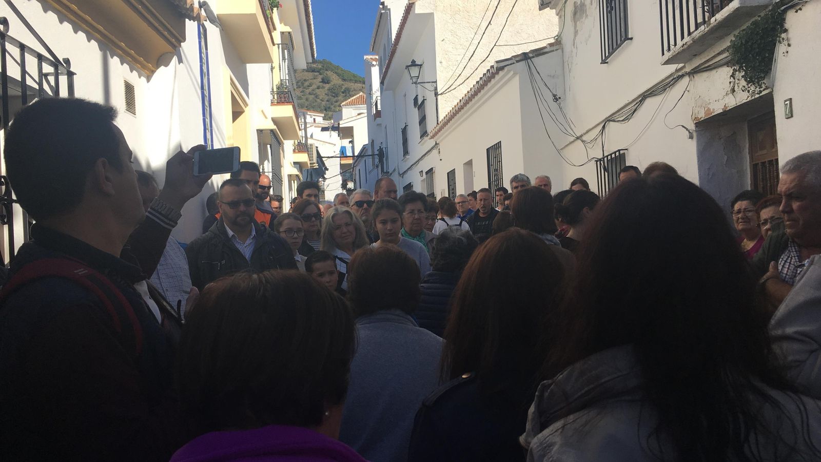 Vecinos concentrados tras el minuto de silencio.