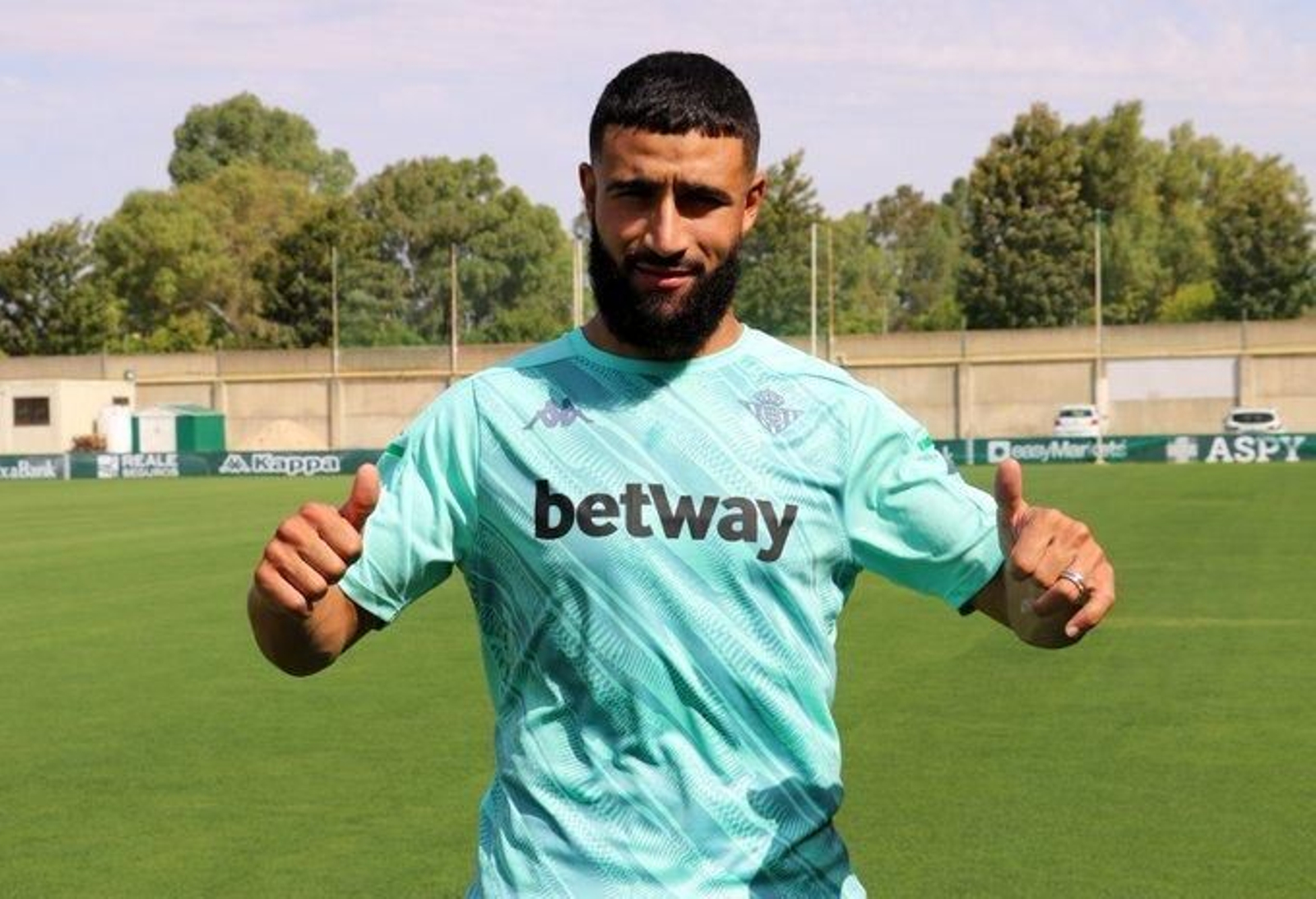 Fekir posa con la nueva camiseta de entrenamiento. Fekir posa con la nueva camiseta de entrenamiento.