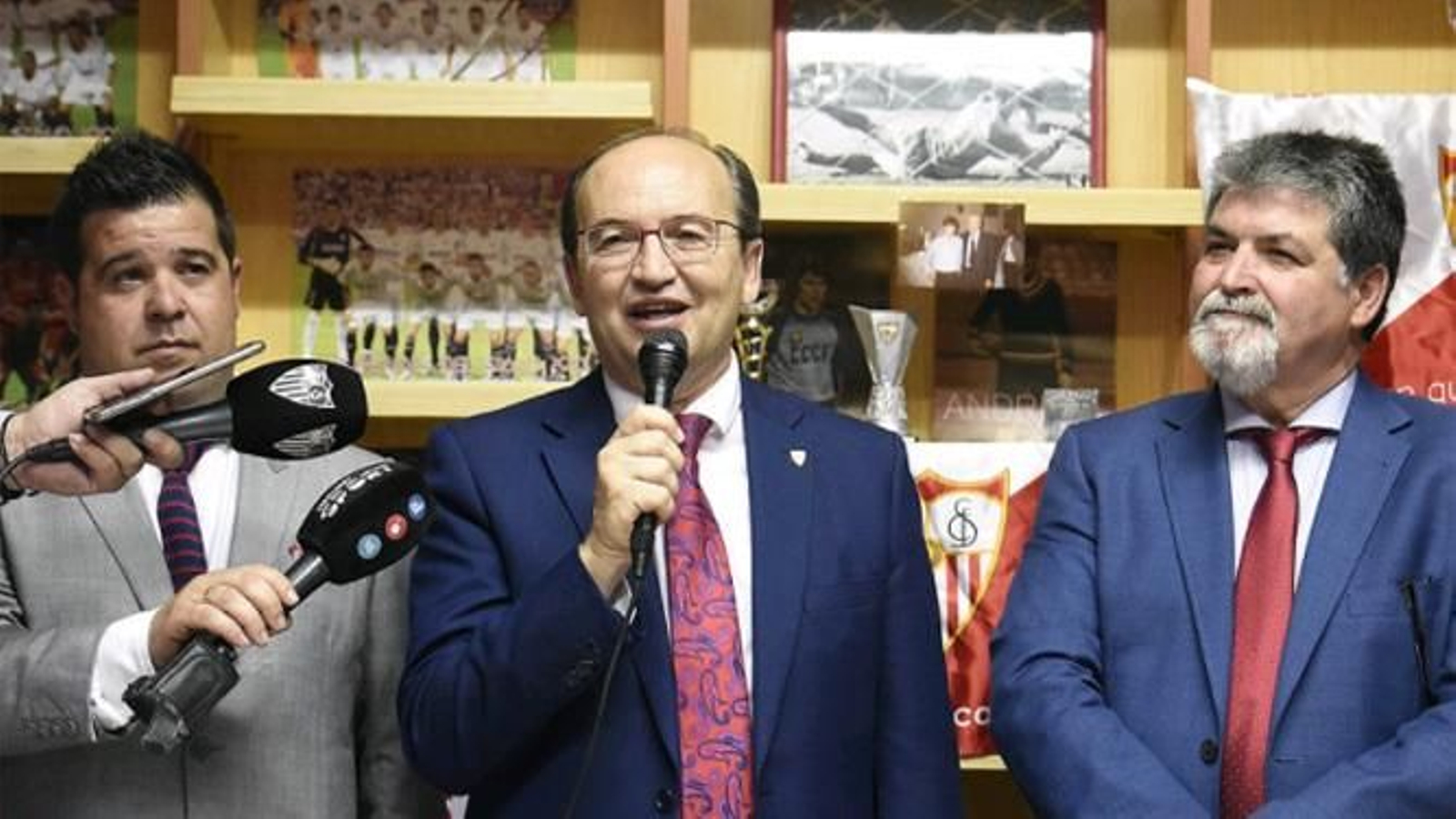 José Castro, en el acto de inauguración la Peña Sevillista del Parque Amate. José Castro, en el acto de inauguración la Peña Sevillista del Parque Amate.